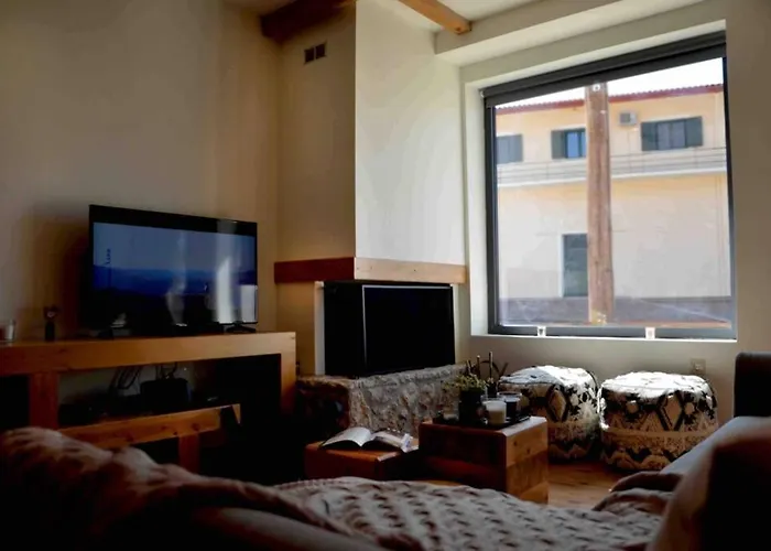 Pikralida House كالافريتا