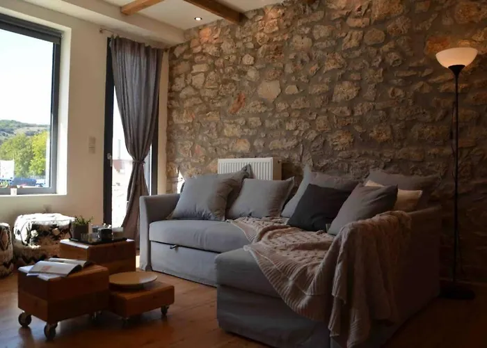 Pikralida House كالافريتا